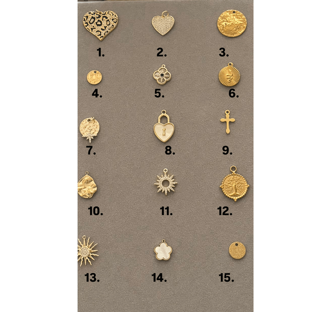 Collier avec 7 pendentifs 